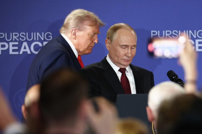 Владимир Путин и Дональд Трамп перед началом совместной пресс-конференции по итогам переговоров на Аляске