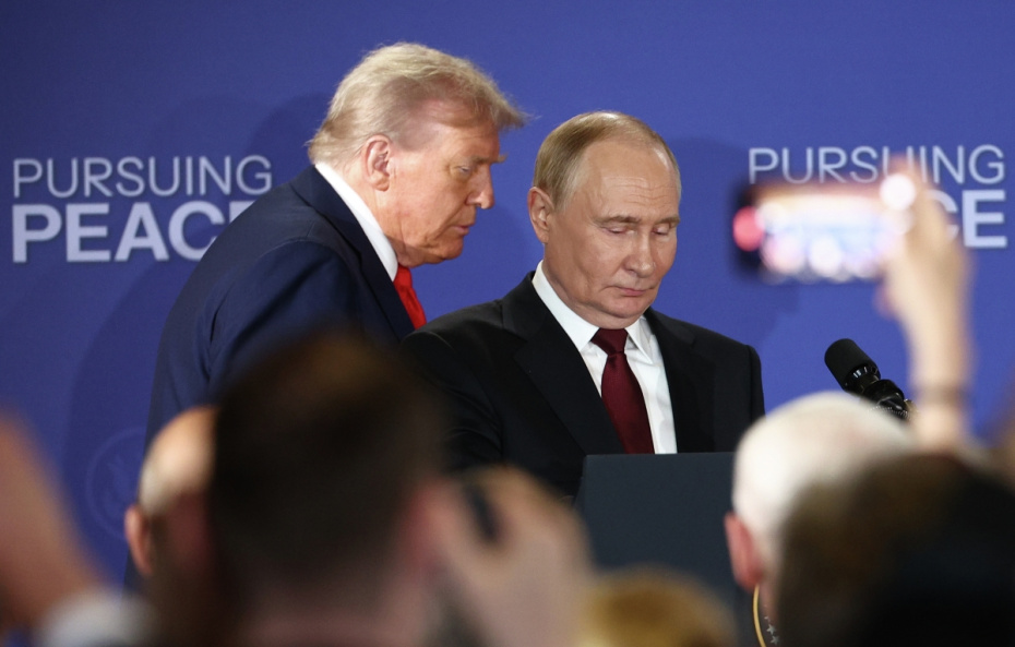 Владимир Путин и Дональд Трамп перед началом совместной пресс-конференции по итогам переговоров на Аляске