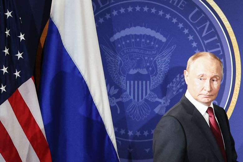 Владимир Путин перед началом пресс-конференции по итогам переговоров с президентом США Дональдом Трампом на Аляске