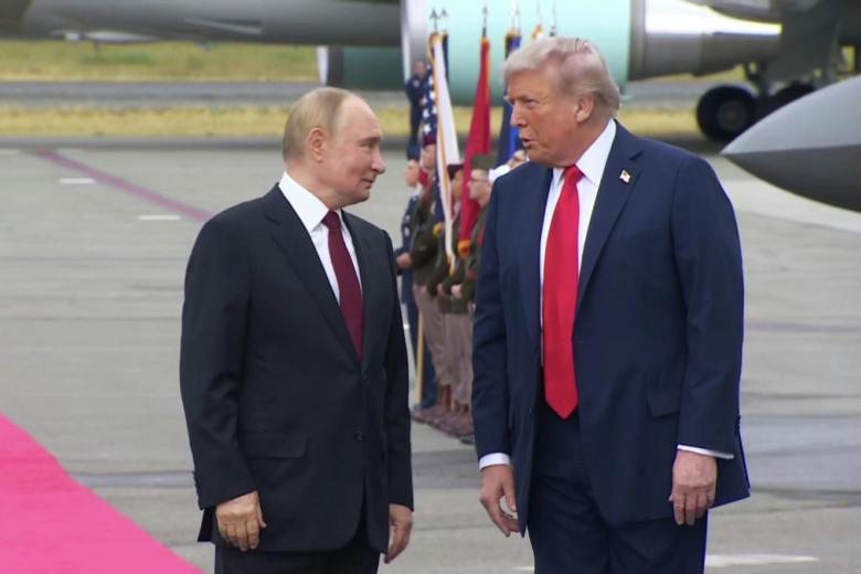 Владимир Путин и Дональд Трамп во время встречи на военной базе Элмендорф-Ричардсон на Аляске