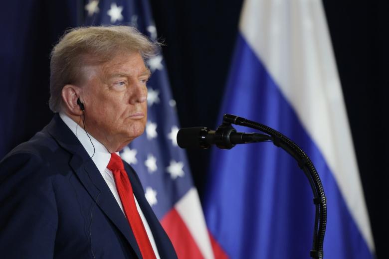Президент США Дональд Трамп во время совместной с президентом РФ Владимиром Путиным пресс-конференции по итогам переговоров на Аляске
