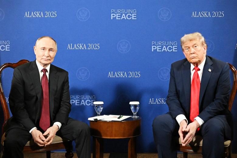 Владимир Путин и Дональд Трамп во время переговоров в узком составе на Аляске