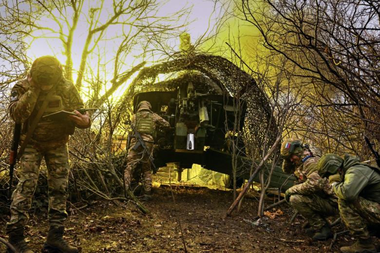 Российские военнослужащие производят выстрелы из гаубицы 2А65 «Мста-Б» по позициям ВСУ