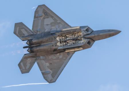 В-2 Spirit и F-22: чем интересны пролетевшие над Путиным и Трампом самолеты