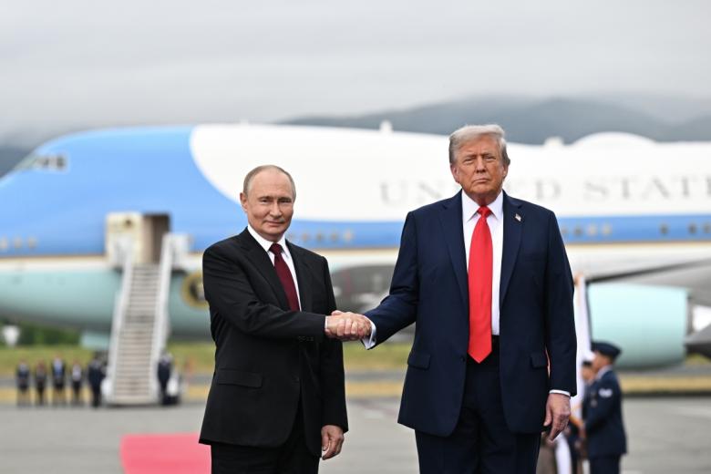 Владимир Путин и Дональд Трамп во время встречи на военной базе Элмендорф-Ричардсон на Аляске.