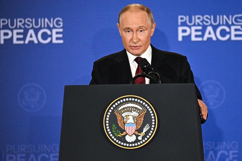 Владимир Путин во время пресс-конференции по итогам встречи с президентом США Дональдом Трампом на территории военной межвидовой базы ВС США Элмендорф-Ричардсон
