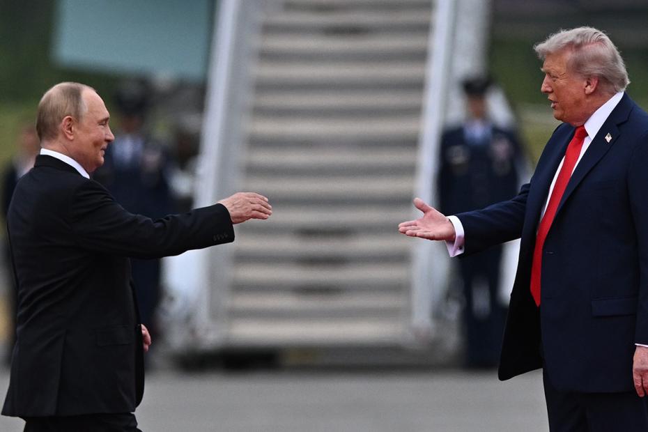 Владимир Путин и Дональд Трамп во время встречи на военной базе Элмендорф-Ричардсон на Аляске