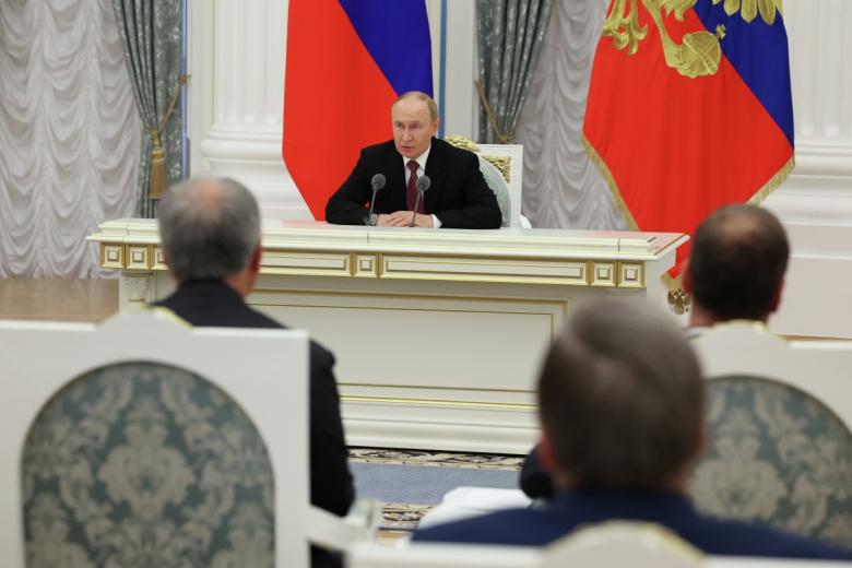 Владимир Путин проводит совещание по итогам российско-американской встречи в верхах