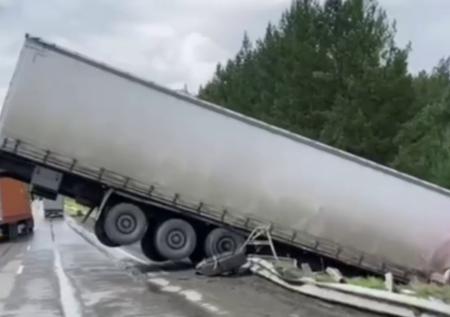 Повисшая на отбойнике фура под Челябинском попала на видео