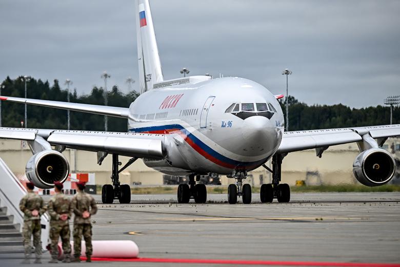 Самолет Ил-96 специального летного отряда «Россия» в аэропорту Анкориджа
