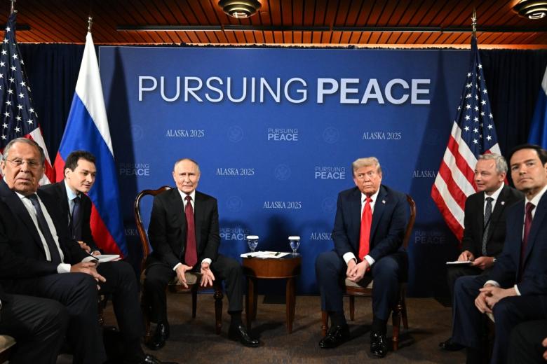 Президент РФ Владимир Путин и президент США Дональд Трамп во время переговоров в узком составе на Аляске