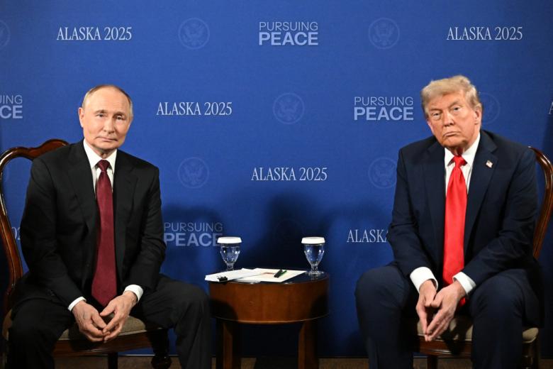 Президент РФ Владимир Путин и президент США Дональд Трамп во время переговоров в узком составе на Аляске