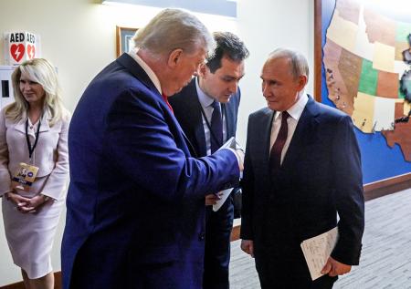Фотограф случайно заснял заметки Путина со встречи на Аляске
