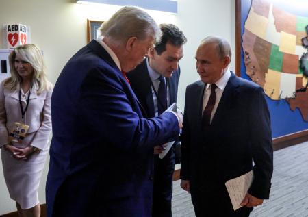 ChatGPT расшифровал заметки Путина со случайного фото на Аляске
