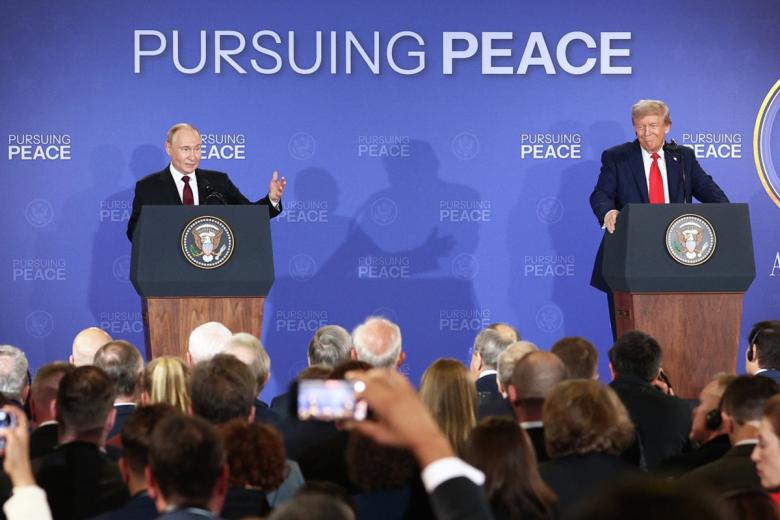 Владимир Путин и президент США Дональд Трамп (справа) на совместной пресс-конференции по итогам переговоров на Аляске.