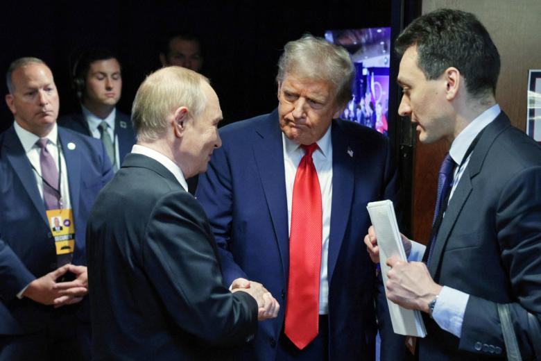 Президент РФ Владимир Путин и президент США Дональд Трамп после пресс-конференции по итогам переговоров на Аляске