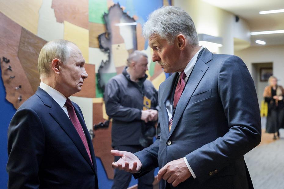 Владимир Путин и Дмитрий Песков после встречи с президентом США Дональдом Трампом на территории совместной военной базы ВВС и Сухопутных войск США Элмендорф-Ричардсон
