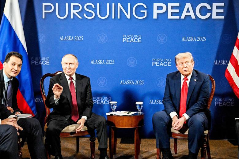 Владимир Путин и президент США Дональд Трамп провели беседу в конгресс-центре Arctic Warrior