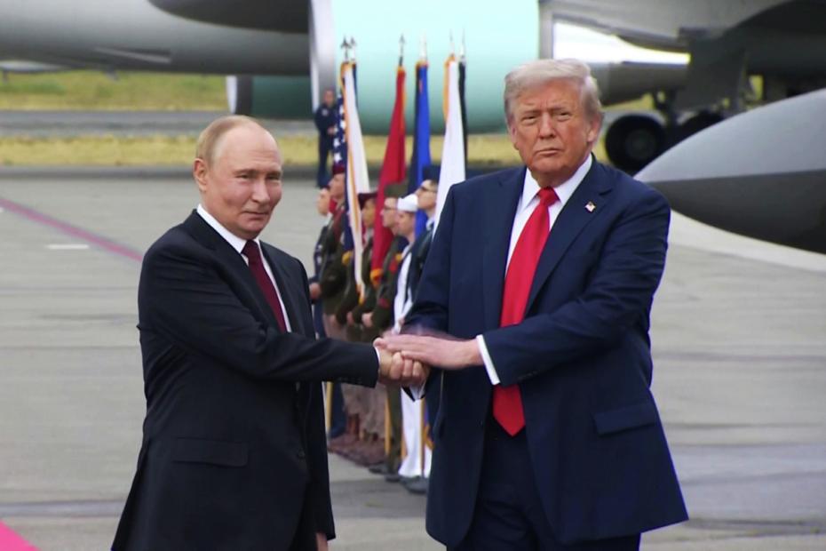 Владимир Путин и Дональд Трамп во время встречи на военной базе Элмендорф-Ричардсон на Аляске