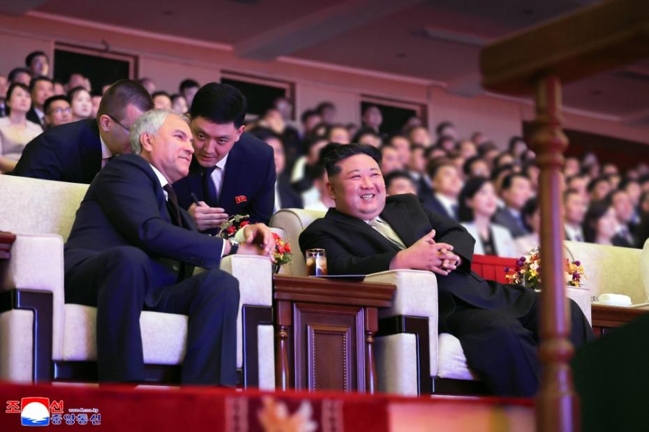 Ким Чен Ын и Вячеслав Володин на концерте, посвященном 80-летию освобождения Кореи