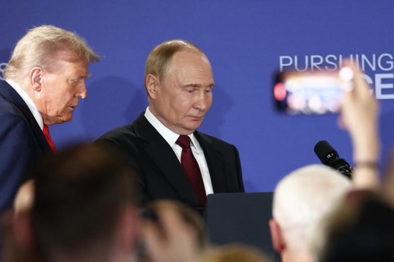 Владимир Путин и президент США Дональд Трамп  перед началом совместной пресс-конференции по итогам переговоров на Аляске