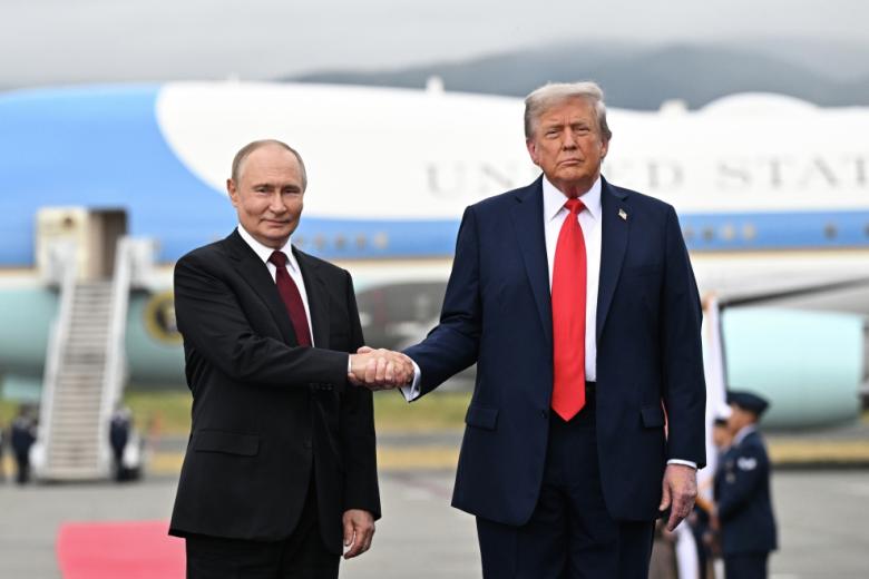 Президент РФ Владимир Путин и президент США Дональд Трамп во время встречи на военной базе Элмендорф-Ричардсон на Аляске