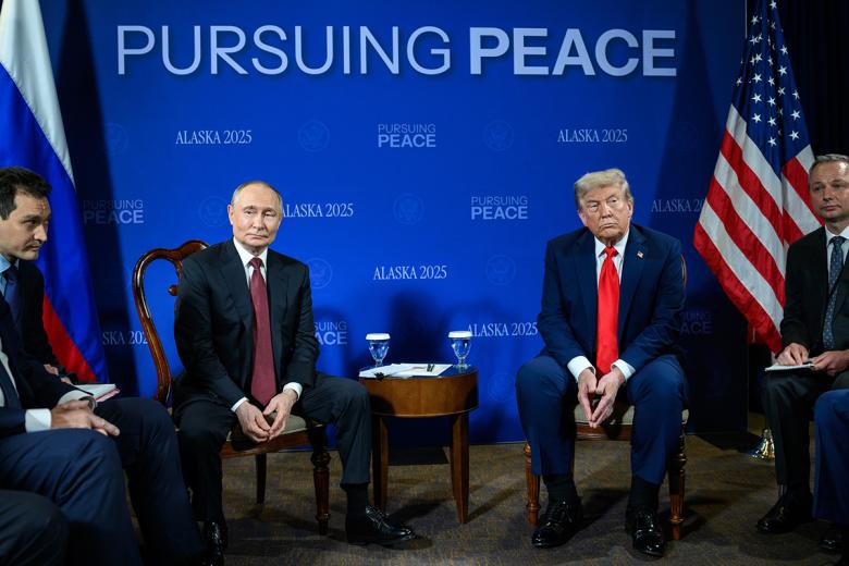 Президент России Владимир Путин и президент США Дональд Трамп во время встречи в Анкоридже