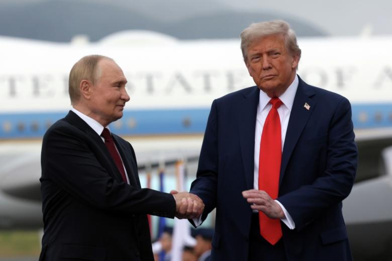 Владимир Путин и Дональд Трамп во время встречи на военной базе Элмендорф-Ричардсон на Аляске