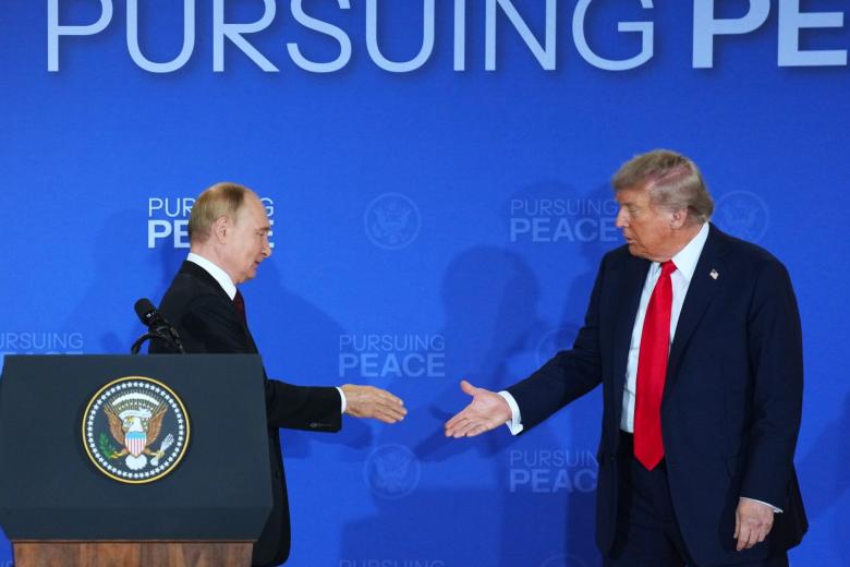 Владимир Путин и Дональд Трамп  во время переговоров в узком составе на Аляске