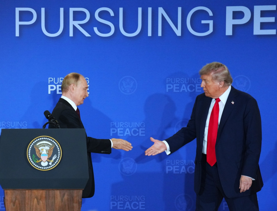 Владимир Путин и Дональд Трамп во время переговоров в узком составе на Аляске
