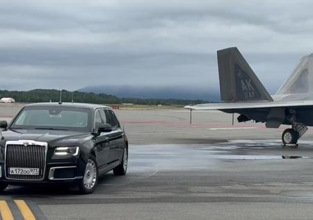 Появились уникальные кадры президентского Aurus на фоне бомбардировщика B-2