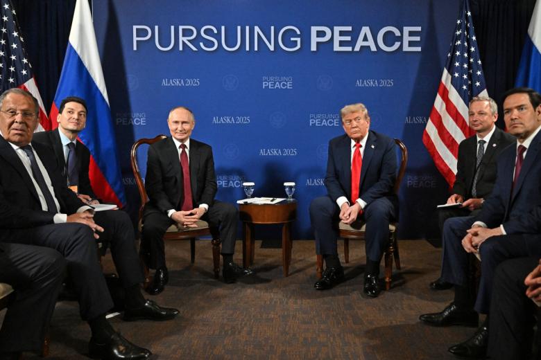 Президент РФ Владимир Путин и президент США Дональд Трамп во время переговоров в узком составе на Аляске