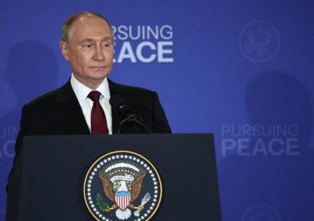 На видео с выступления Путина на Аляске заметили необычную деталь