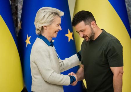 Зеленского высмеяли за желание «подержать за руку» фон дер Ляйен на саммите