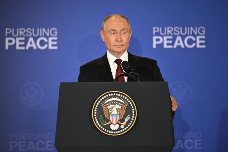 Президент РФ Владимир Путин на пресс-конференции по итогам переговоров с президентом США Дональдом Трампом на Аляске