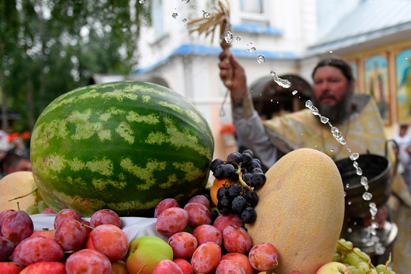Освящение фруктов у храма
