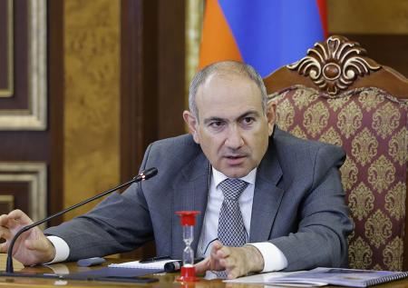 Пашинян извинился за пост с оскорблениями в адрес священников