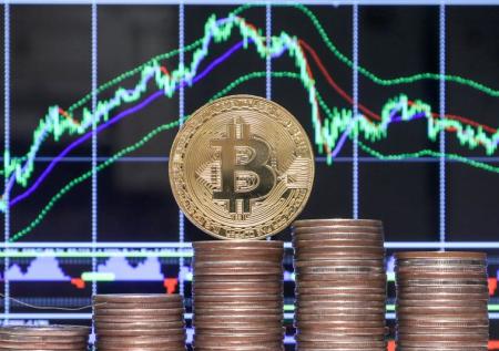 Курс биткоина обрушился после исторического максимума