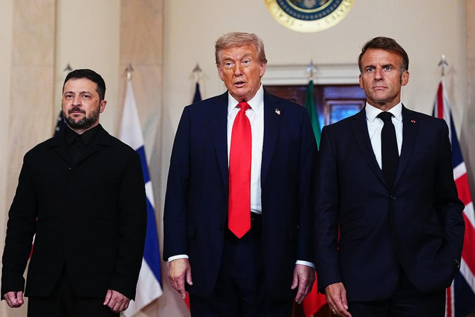 Владимир Зеленский, Дональд Трамп и Эммануэль Макрон в Кросс-холле Белого дома в Вашингтоне