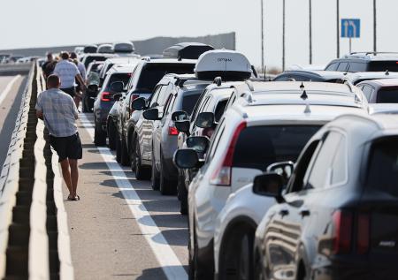 Свыше двух тысяч машин стоят в очереди у Крымского моста