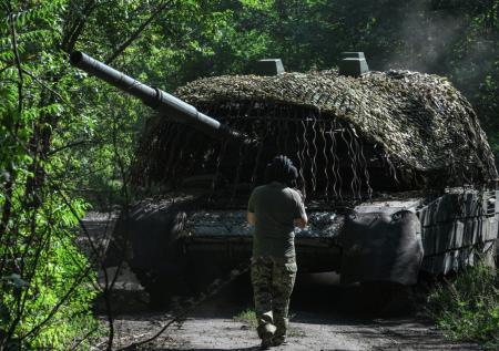 Т-72 прорвался через минное поле под шквалом FPV-дронов
