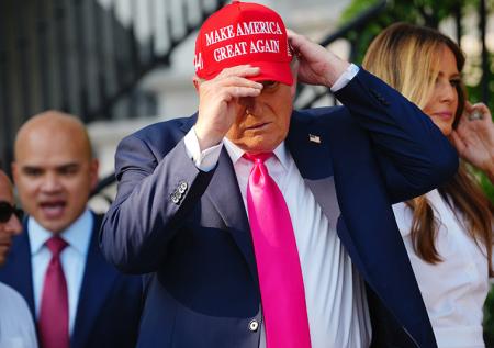 Трамп показал Зеленскому и Макрону свою необычную коллекцию