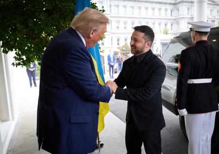 Стало известно, что вручили друг другу Трамп и Зеленский