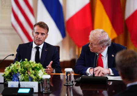 «Как бы безумно это ни звучало»: СМИ раскрыли, что Трамп прошептал Макрону