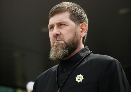 Кадыров подарил чемпиону UFC Чимаеву Maybach