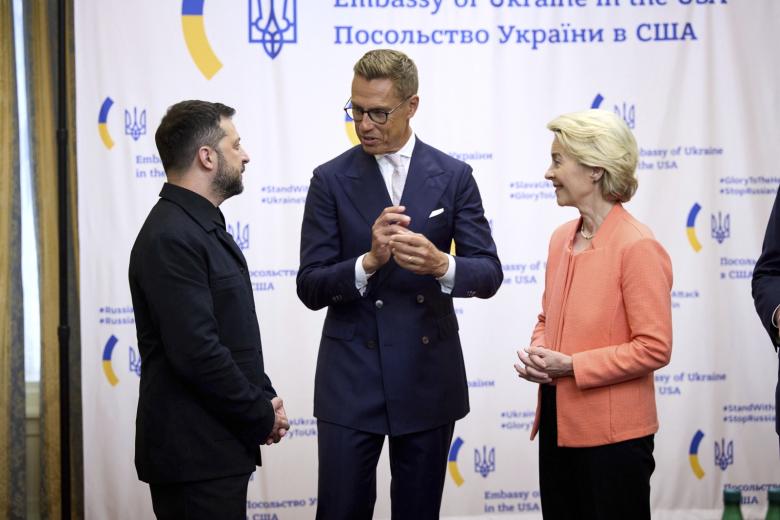 Президент Украины Владимир Зеленский (слева) беседует с президентом Финляндии Александром Стуббом (в центре) и главой Европейской комиссии Урсулой фон дер Ляйен (справа)