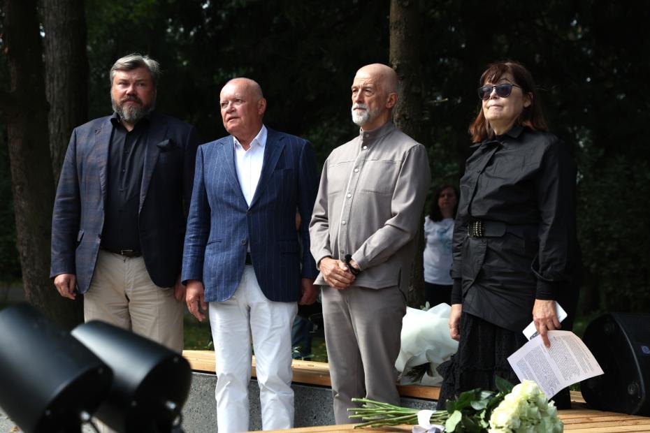 Председатель совета директоров ГК «Царьград» Константин Малофеев, генеральный директор медиагруппы «Россия сегодня» Дмитрий Киселев, худрук «Нового театра» Эдуард Бояков и мать Дарьи Дугиной философ Наталья Мелентьева (слева направо) на церемонии открытия памятника Дарье Дугиной