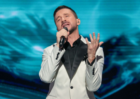 «От него разит»: Сергей Лазарев пристыдил своего директора за запах чеснока