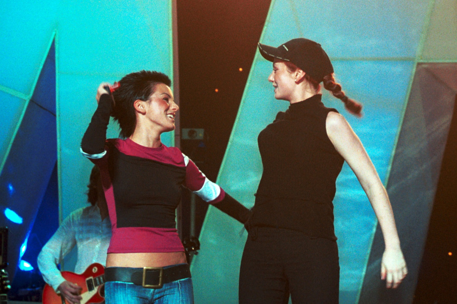 Солистки группы t.A.T.u. («Тату») Лена Катина и Юлия Волкова, 2003 год