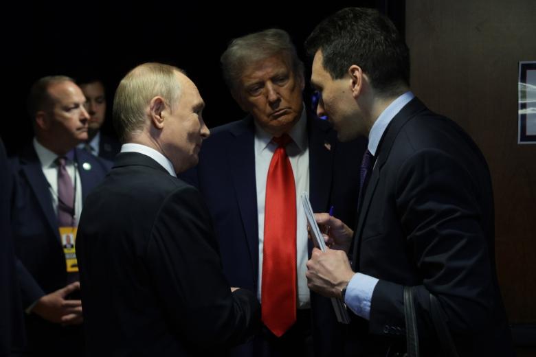 Владимир Путин с президентом США Дональдом Трампом после совместной пресс-конференции